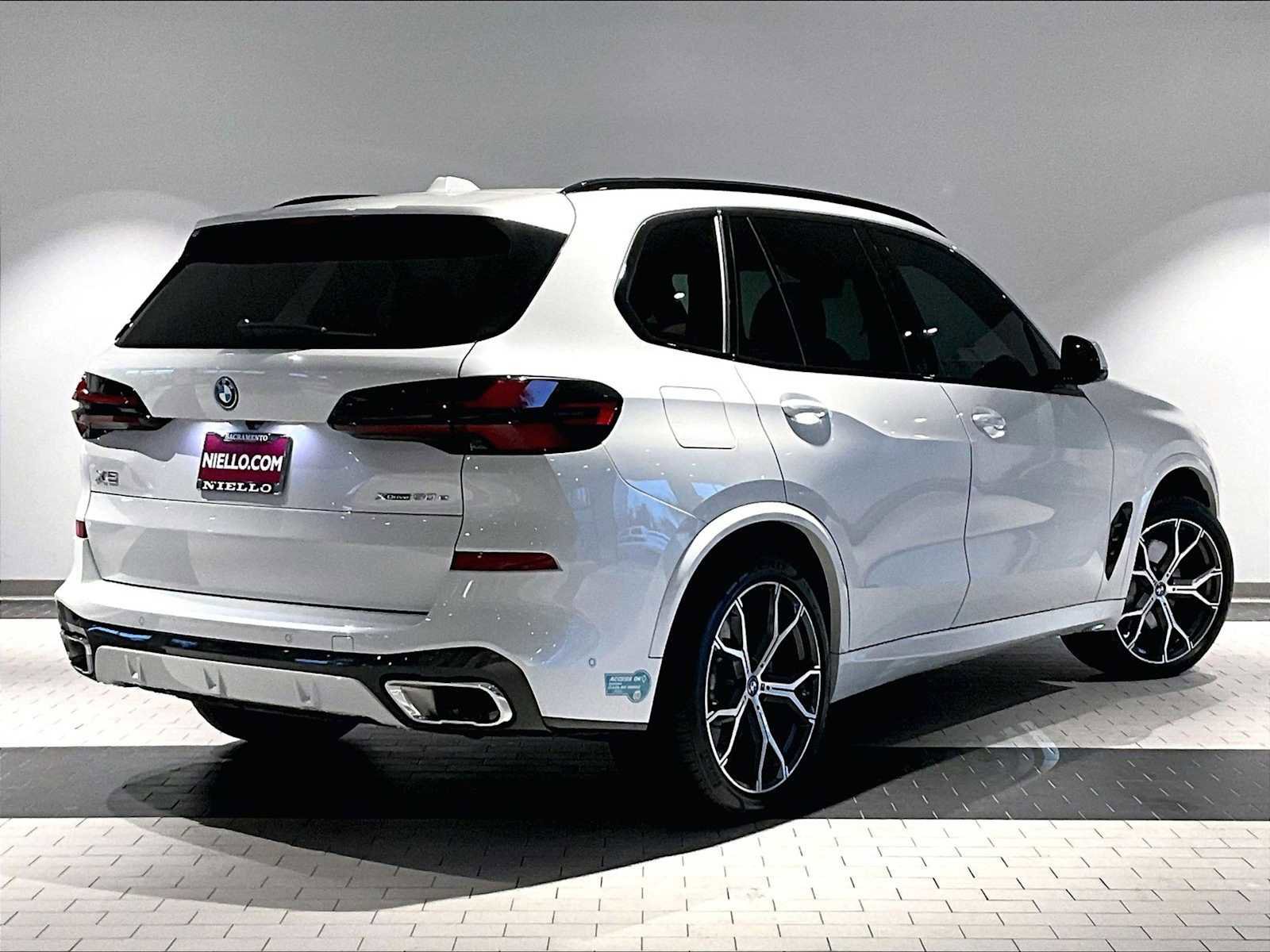 Used 2025 BMW X5 xDrive50e w/ M Sport Package image 10