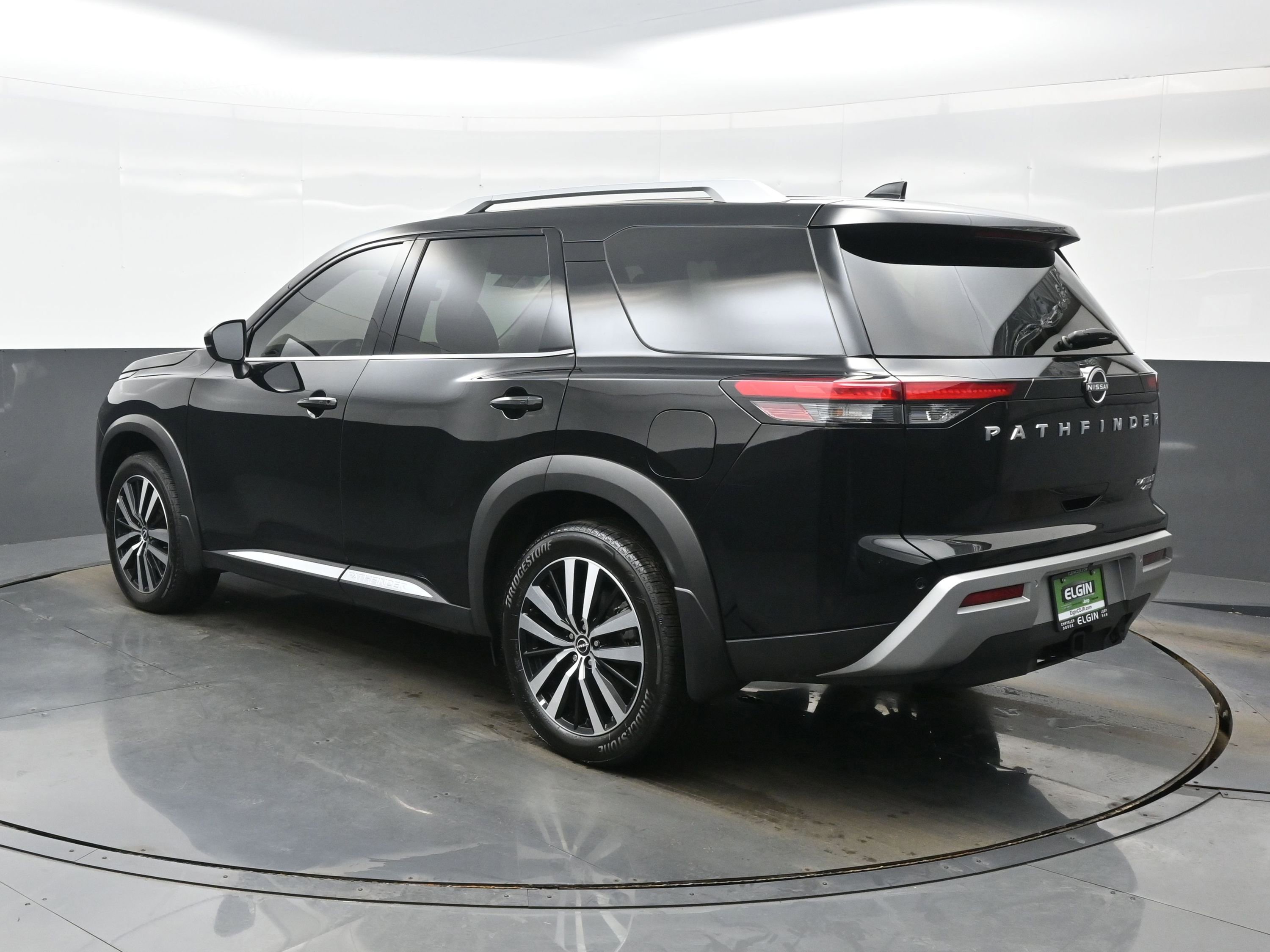 Used 2025 Nissan Pathfinder Platinum w/ Cargo Package image 4