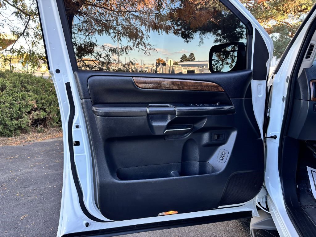 Used 2014 Nissan Armada Platinum image 16
