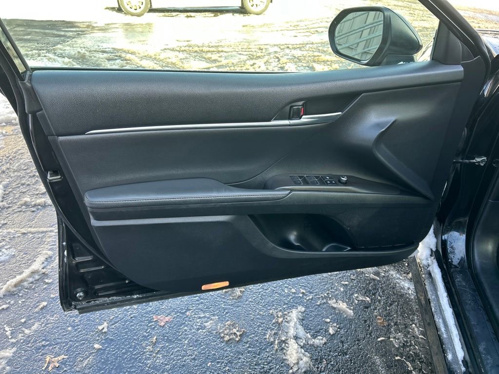 Used 2022 Toyota Camry XLE image 11