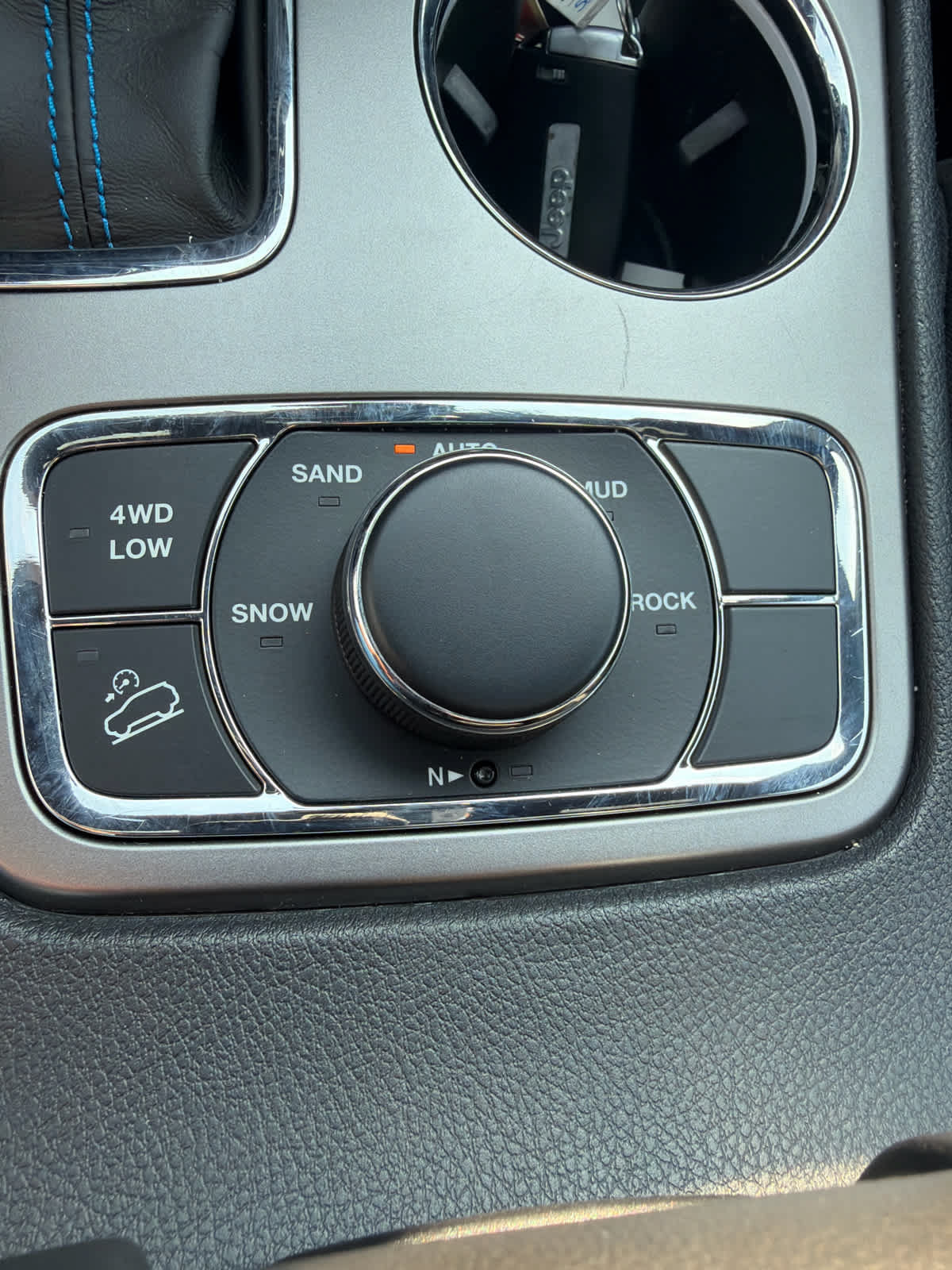Used 2018 Jeep Grand Cherokee Laredo AWD/4WD image 13