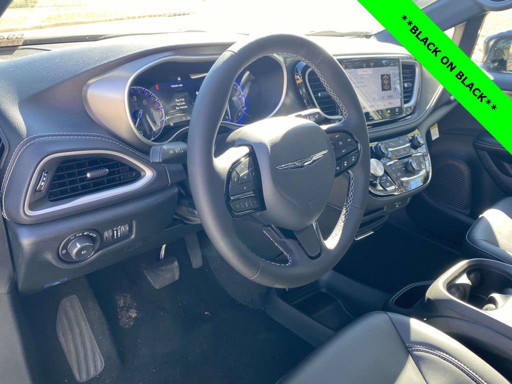 New 2026 Chrysler Pacifica Select w/ S Appearance Package image 18