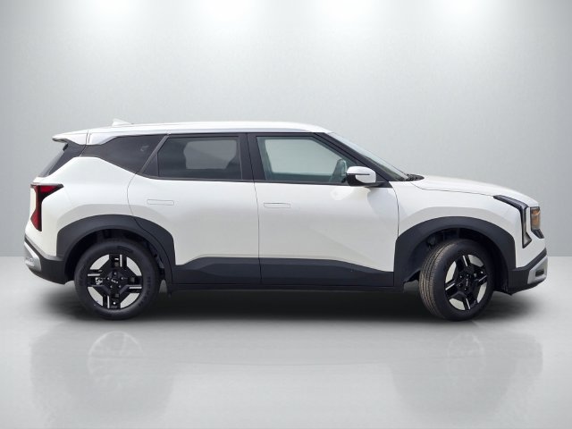 New 2027 Kia Seltos LX FWD image 3