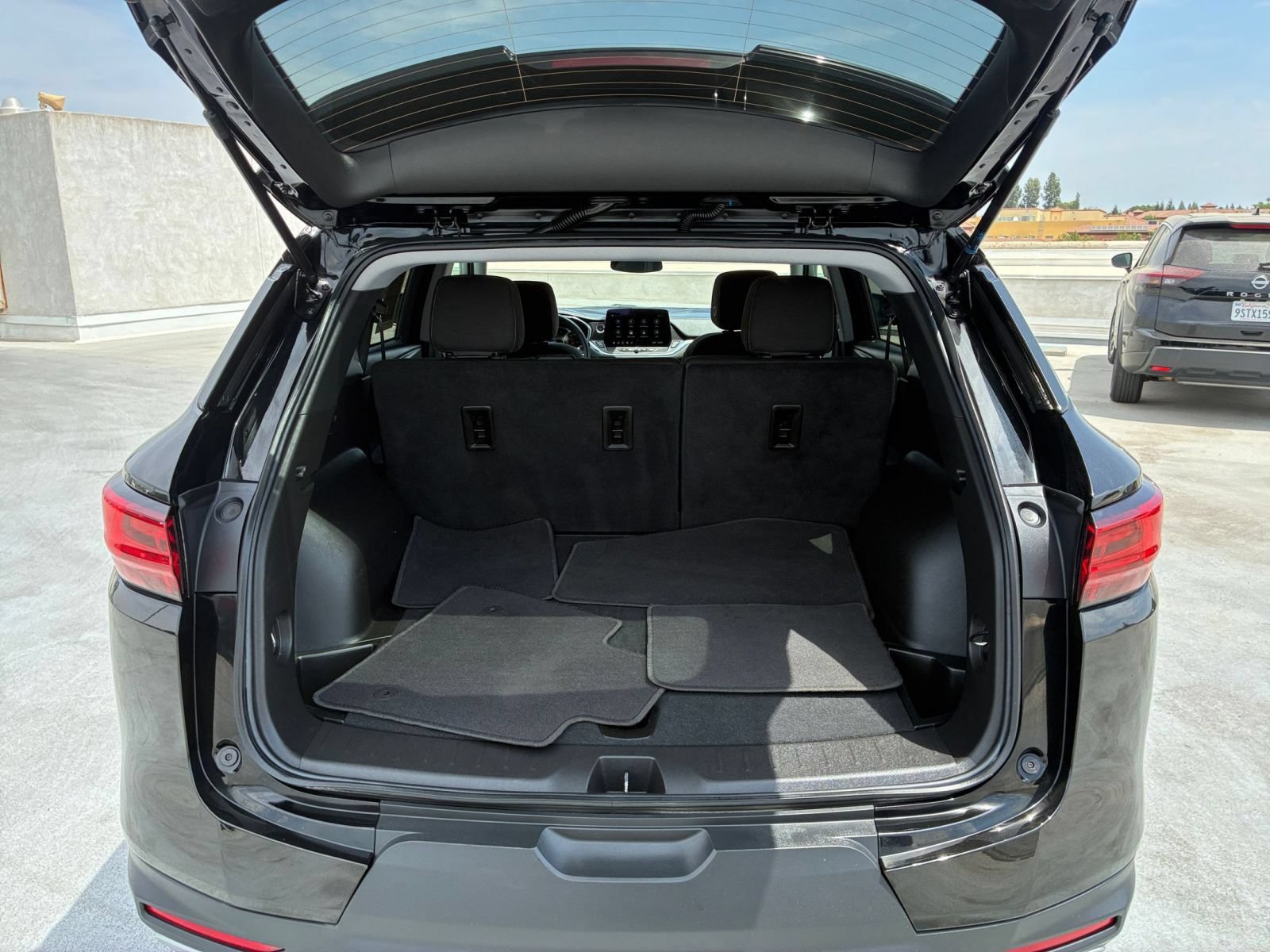 Used 2025 Chevrolet Blazer LT FWD image 32