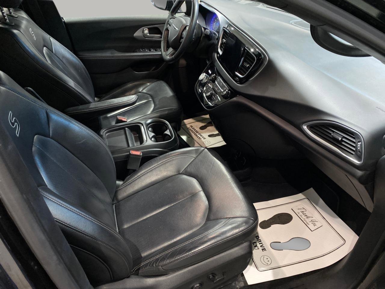 Used 2018 Chrysler Pacifica Touring-L w/ Premium Audio Group FWD image 22