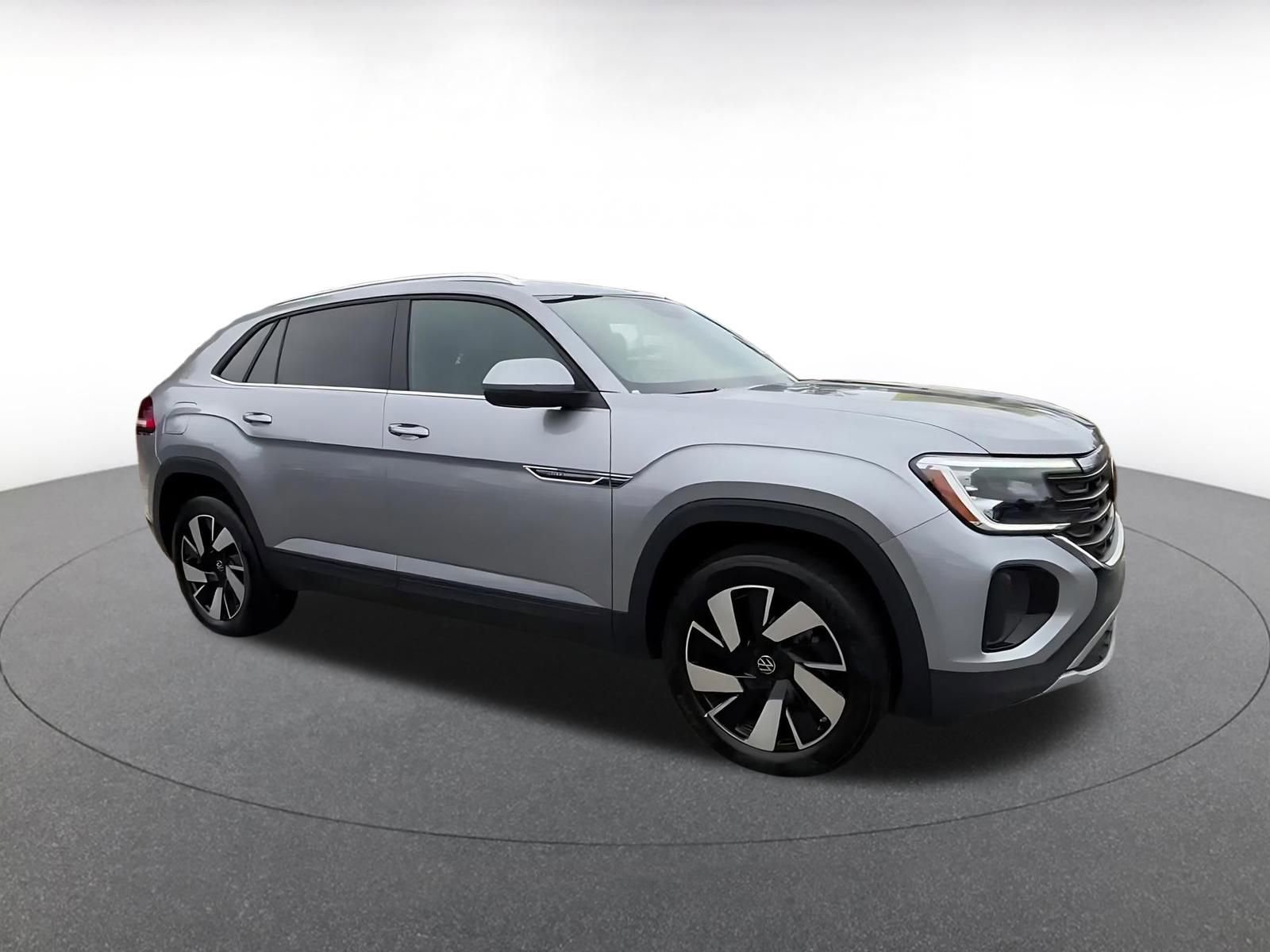 Used 2025 Volkswagen Atlas Cross Sport SE image 2