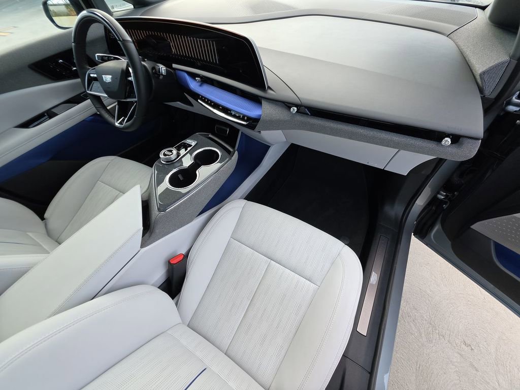 Used 2025 Cadillac Optiq Luxury 2 image 30