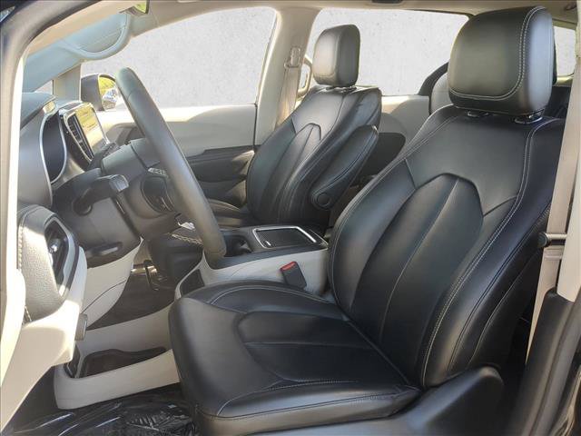 Used 2023 Chrysler Pacifica Touring-L FWD image 15