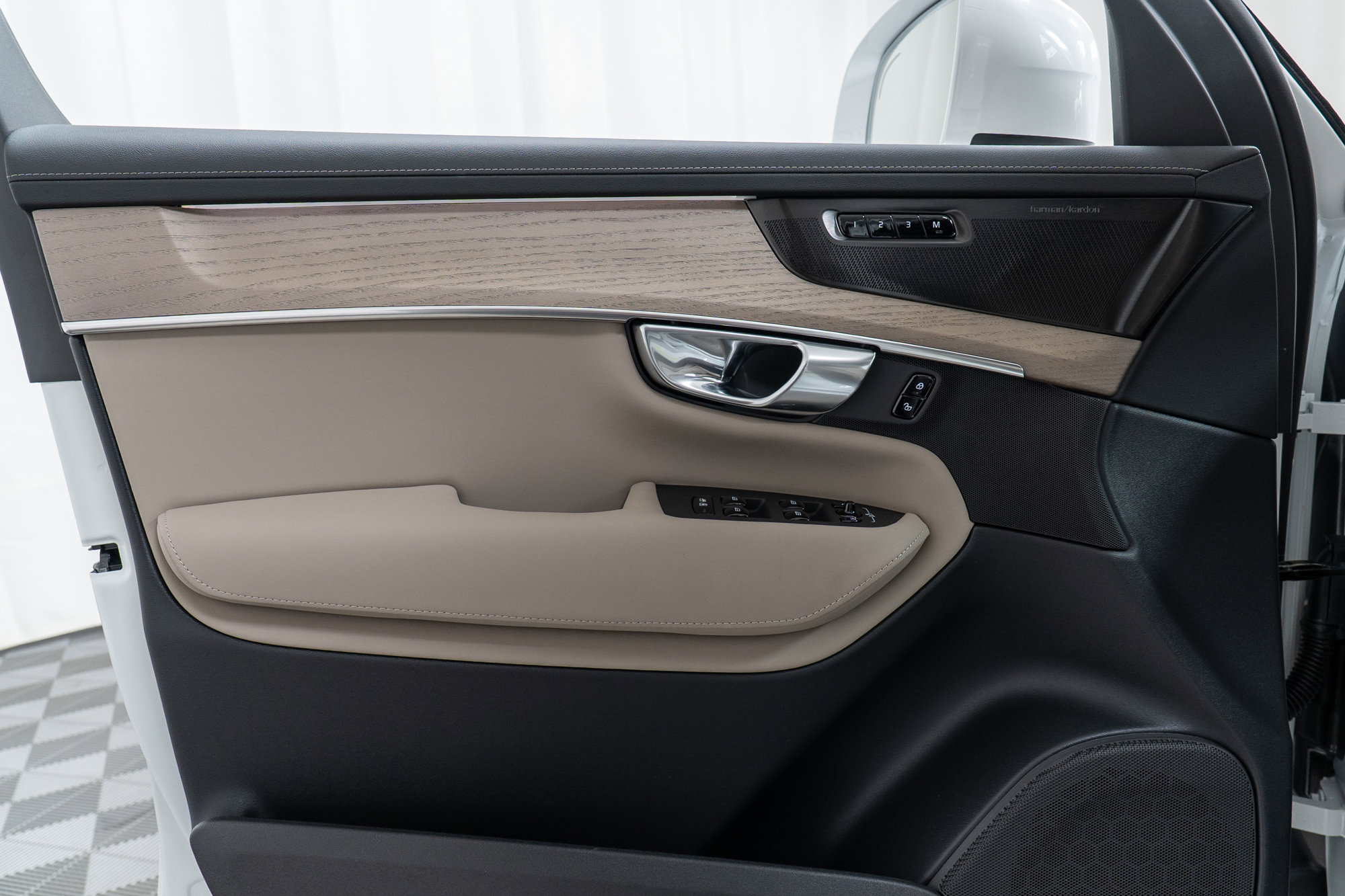 New 2026 Volvo XC90 B6 Plus w/ Protection Package Premier image 11