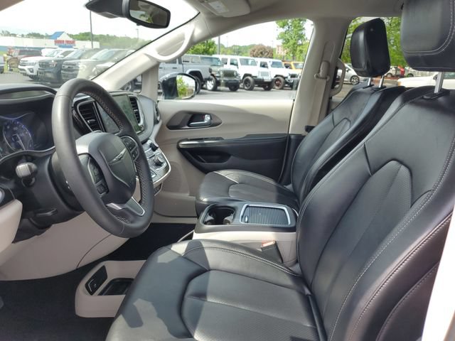 Used 2024 Chrysler Pacifica Touring-L FWD image 7