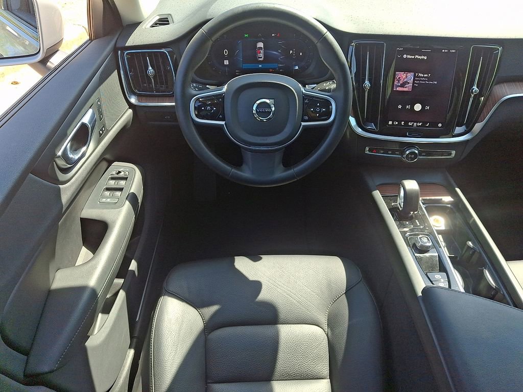 Used 2025 Volvo V60 B5 Cross Country Plus image 11