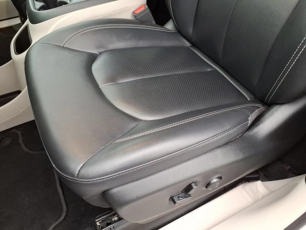 Used 2024 Chrysler Pacifica Touring-L FWD image 11