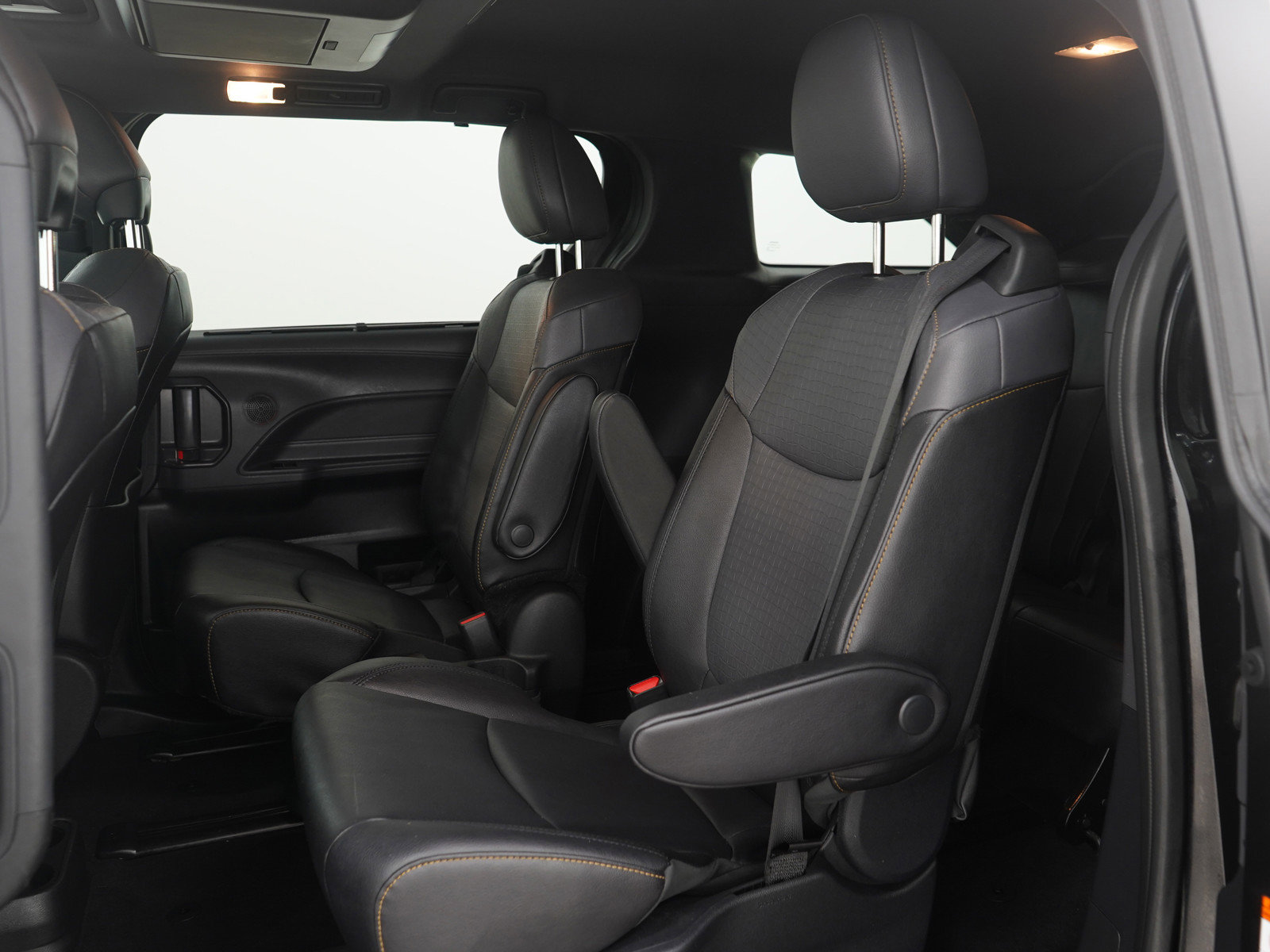 Used 2023 Toyota Sienna XLE Woodland Edition image 17