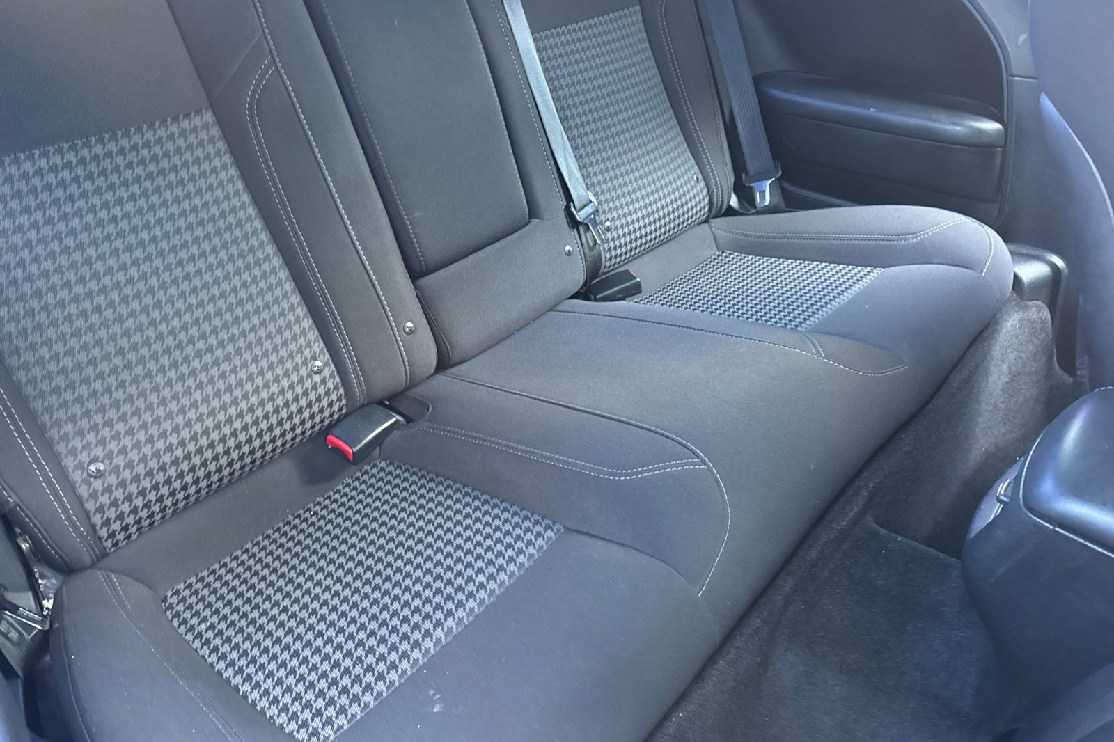 Used 2015 Dodge Challenger SXT image 29