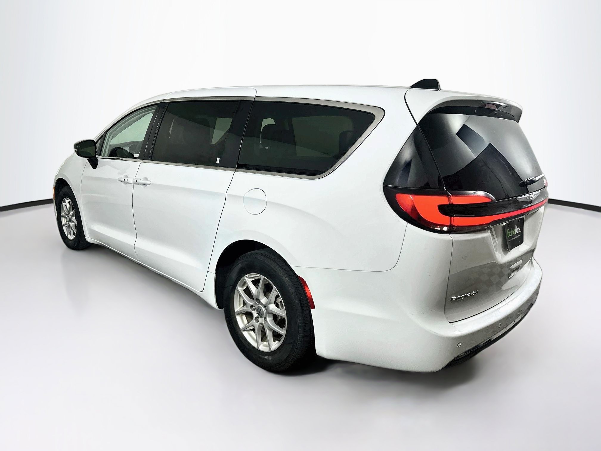 Used 2024 Chrysler Pacifica Touring-L FWD image 5