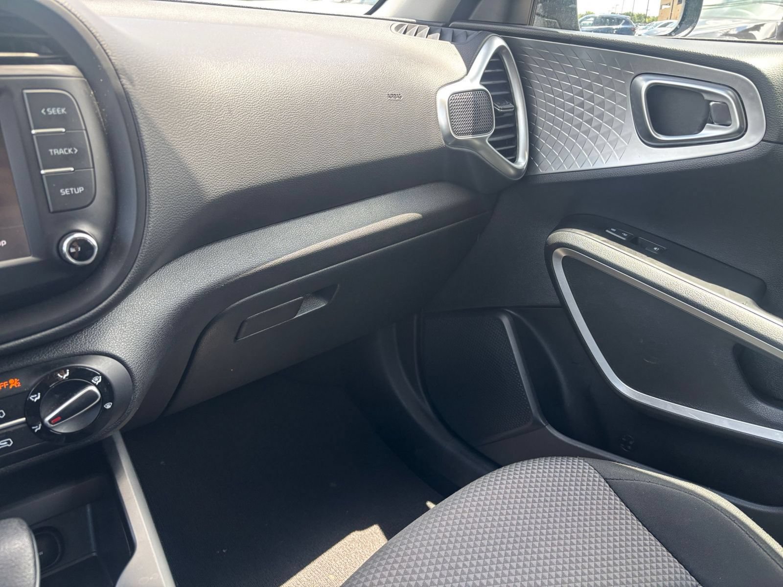 Used 2025 Kia Soul LX w/ LX Technology Package FWD image 33