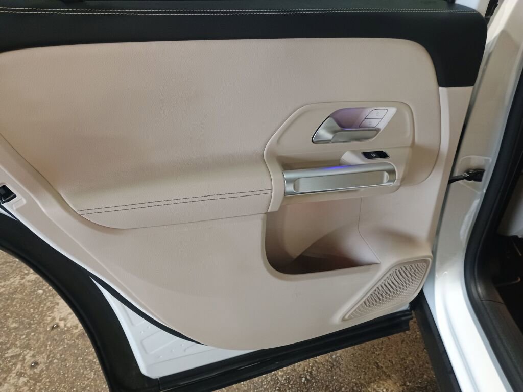 Used 2021 Mercedes-Benz GLB 250 4MATIC image 16