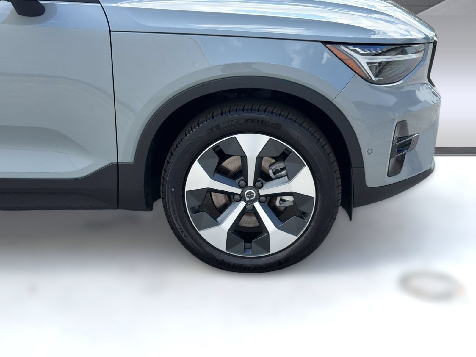 New 2026 Volvo XC40 B5 Plus w/ Protection Package Premier AWD/4WD image 13