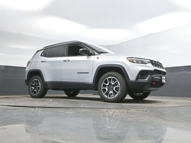 Used 2025 Jeep Compass Trailhawk AWD/4WD image 47