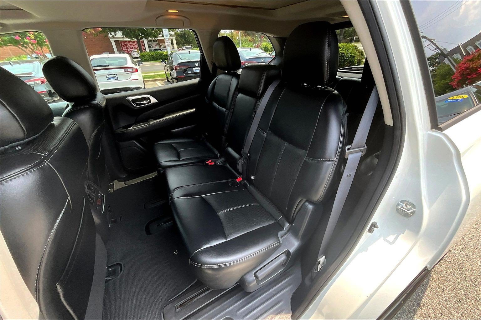 Used 2015 Nissan Pathfinder Platinum w/ Cargo Package FWD image 28