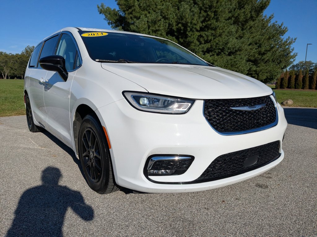 Used 2024 Chrysler Pacifica Touring-L FWD image 4