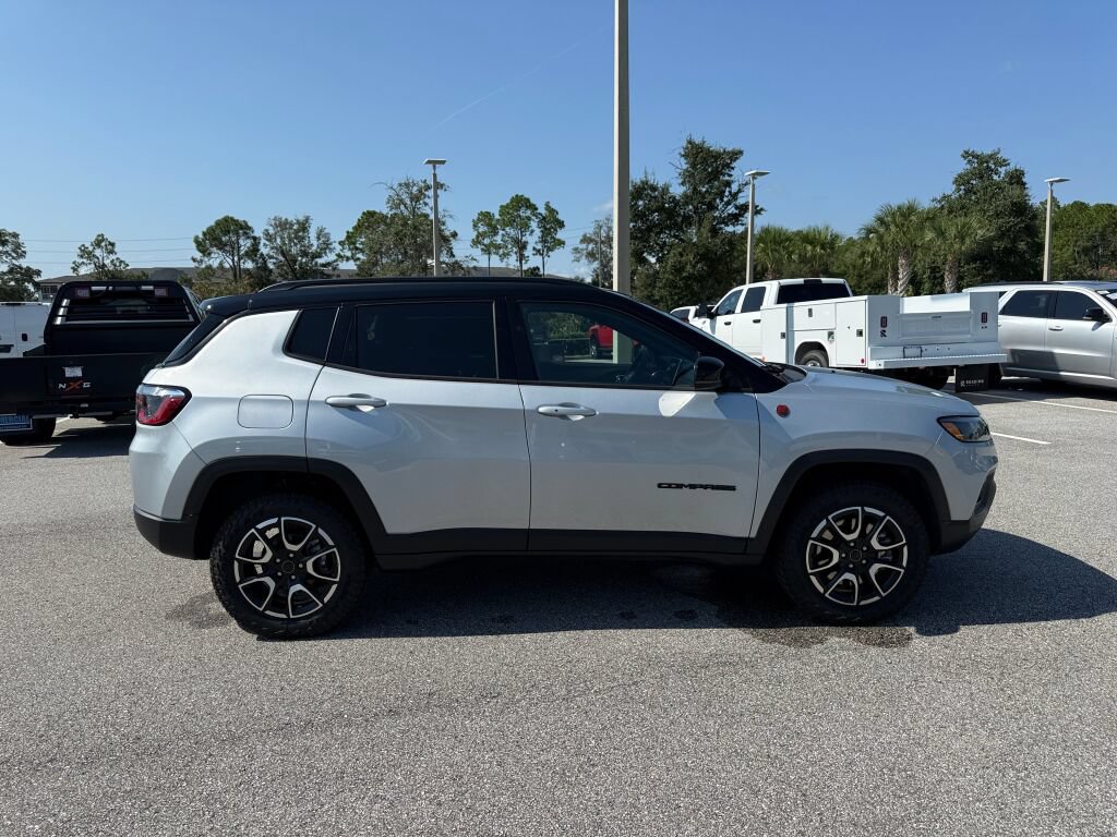 Used 2026 Jeep Compass Trailhawk AWD/4WD image 2
