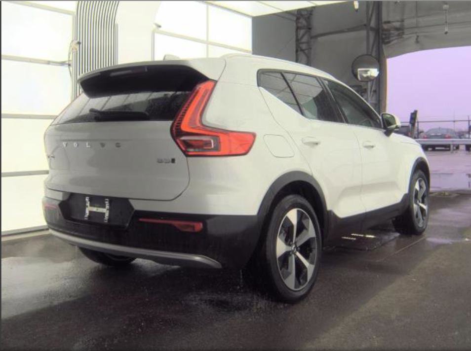Used 2025 Volvo XC40 B5 Core image 6