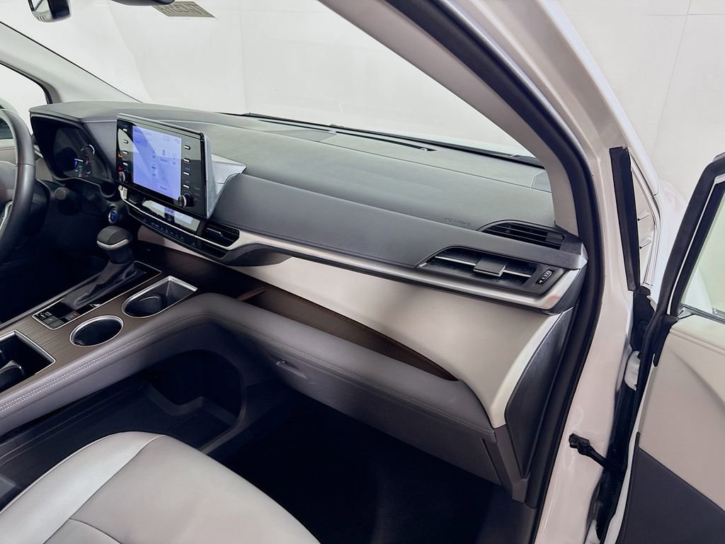 Certified 2022 Toyota Sienna XLE FWD image 26