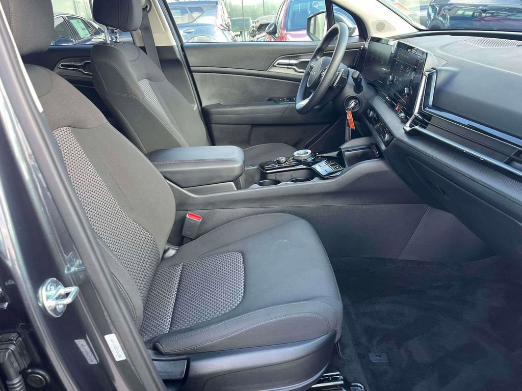 Used 2025 Kia Sportage LX image 12