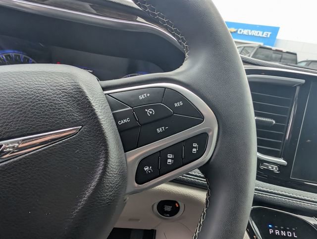 Used 2023 Chrysler Pacifica Limited FWD image 16