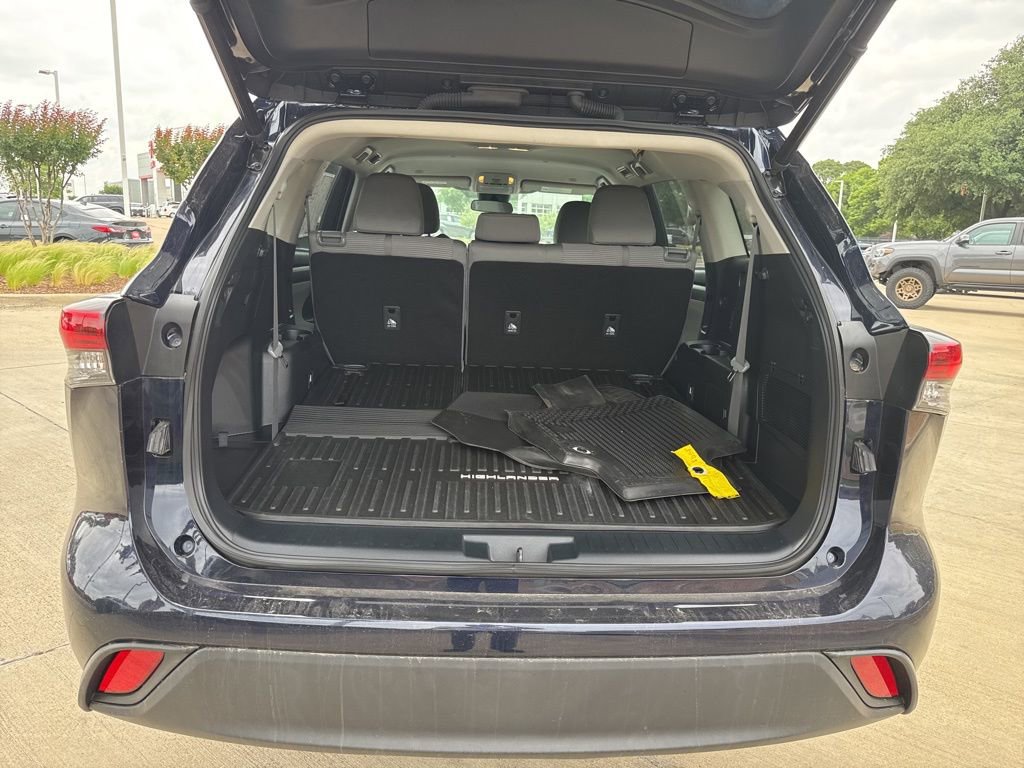 Used 2023 Toyota Highlander LE FWD image 13