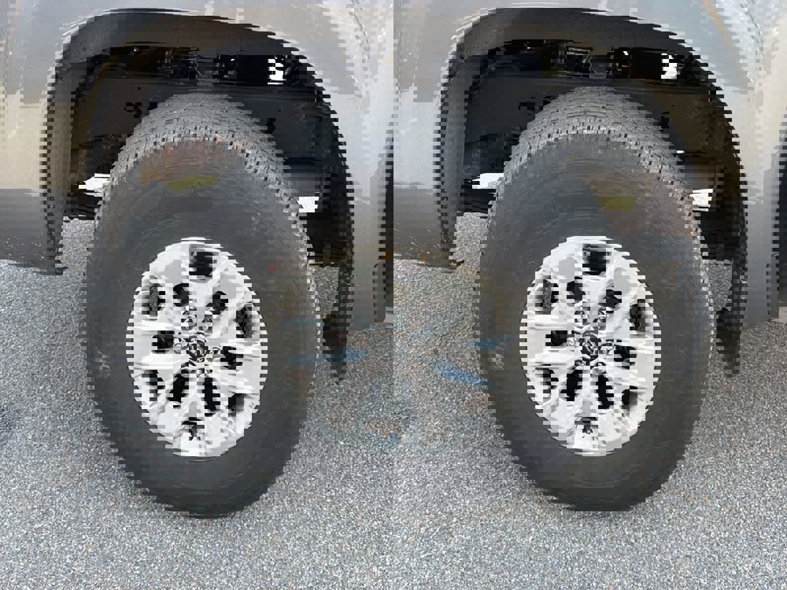 Used 2024 Nissan Frontier SV image 22