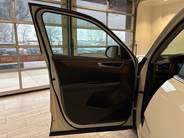 Used 2025 Volkswagen Atlas SE image 27