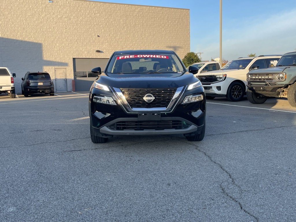Used 2023 Nissan Rogue SV image 2
