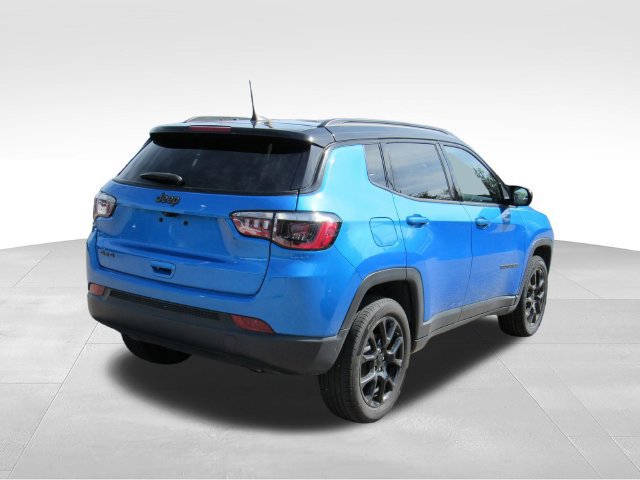 Used 2024 Jeep Compass Latitude w/ Convenience Group AWD/4WD image 4