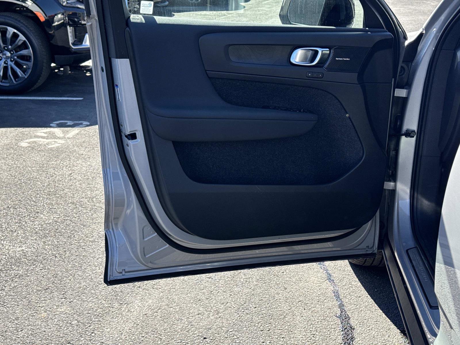 Used 2024 Volvo C40 P8 Recharge Ultimate image 18