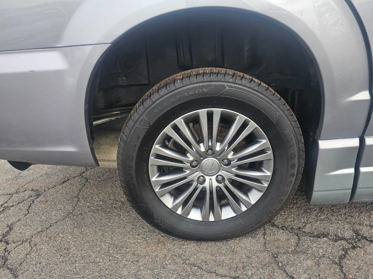 Used 2014 Chrysler Town & Country Touring-L w/ Driver Convenience Group image 5