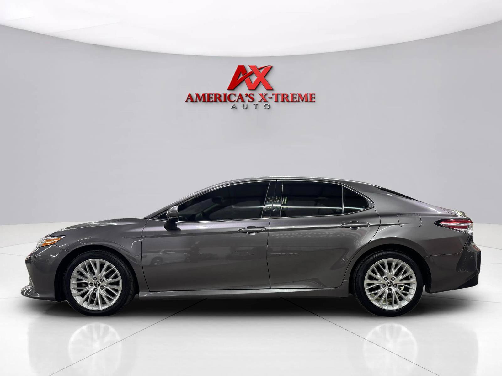 Used 2020 Toyota Camry XLE FWD image 2