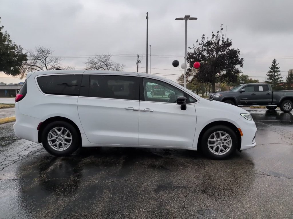 Used 2024 Chrysler Pacifica Touring-L FWD image 4