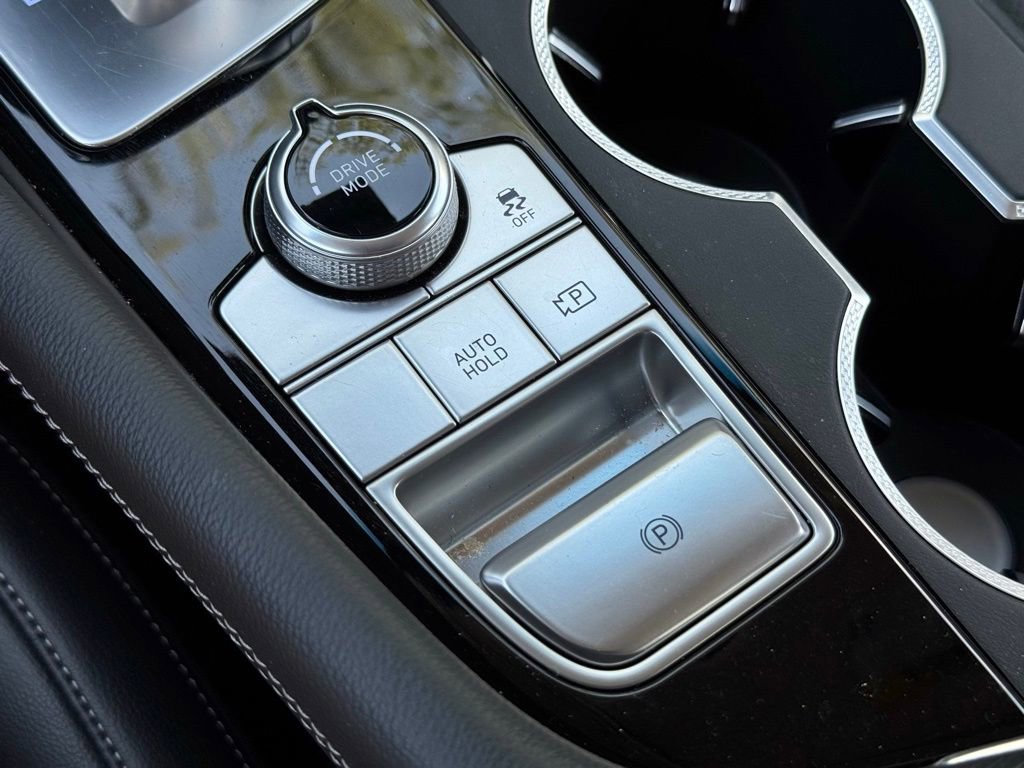 Used 2025 Genesis G70 2.5T image 32