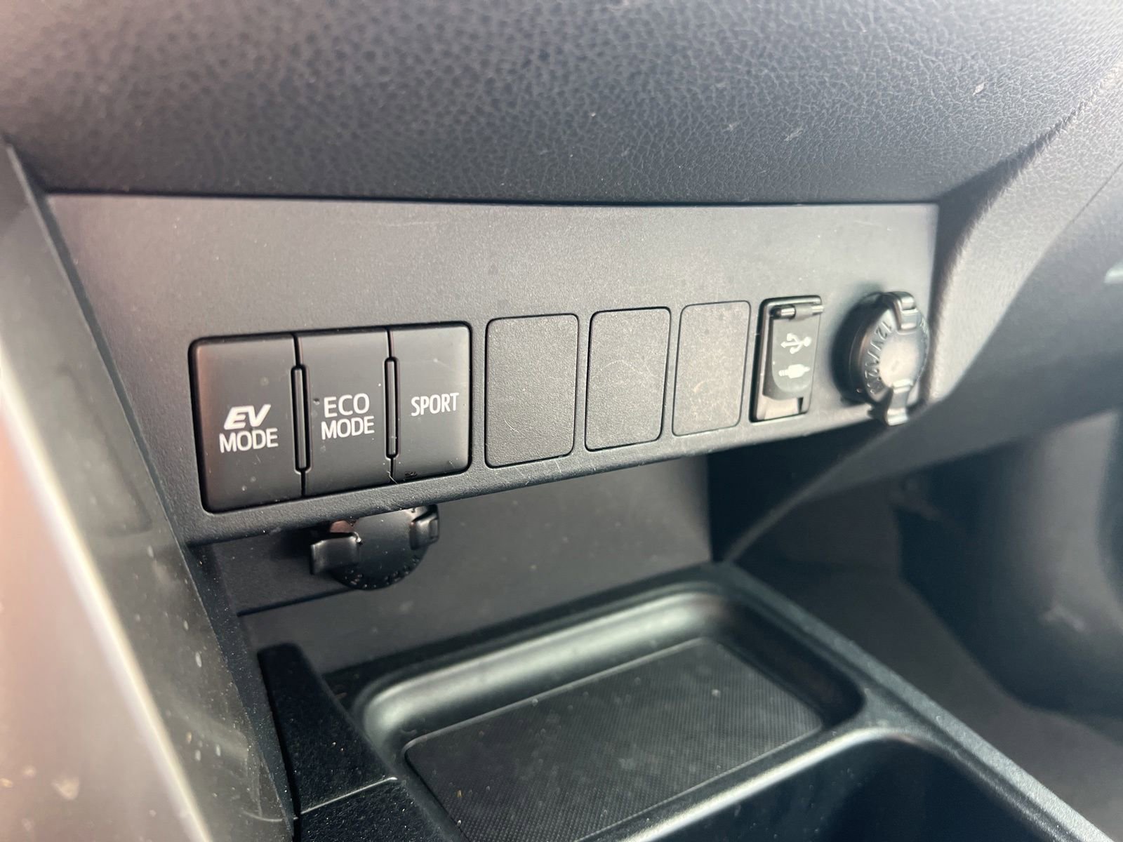 Used 2017 Toyota RAV4 XLE AWD/4WD image 15