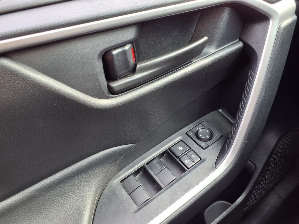Used 2025 Toyota RAV4 LE AWD/4WD image 19