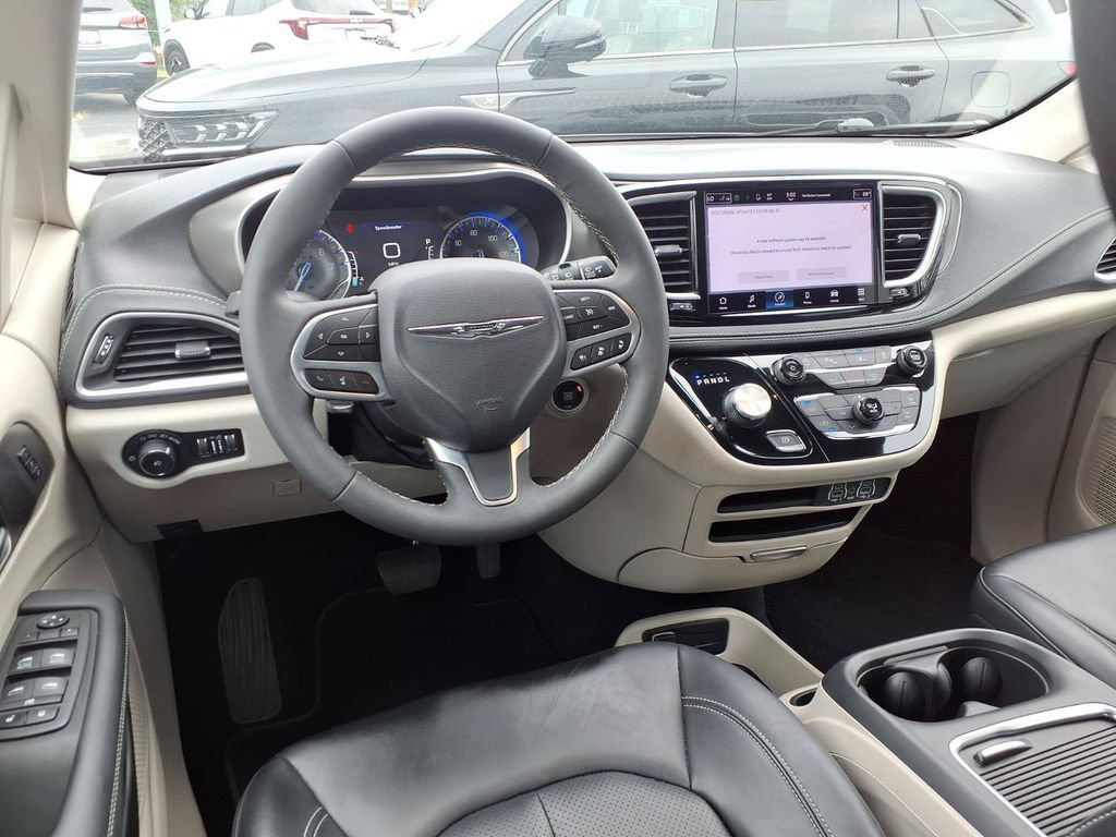 Used 2023 Chrysler Pacifica Touring-L AWD/4WD image 5