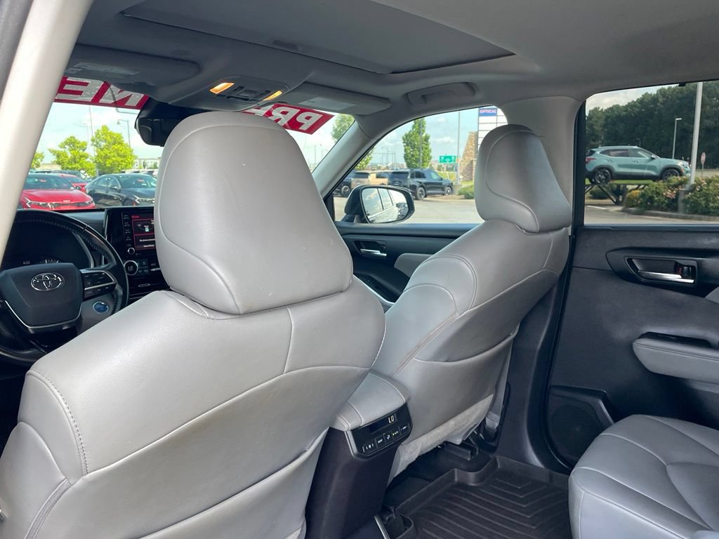 Used 2021 Toyota Highlander XLE FWD image 29