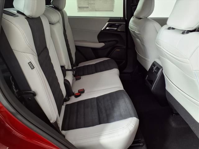 Used 2025 Mitsubishi Outlander SE image 11
