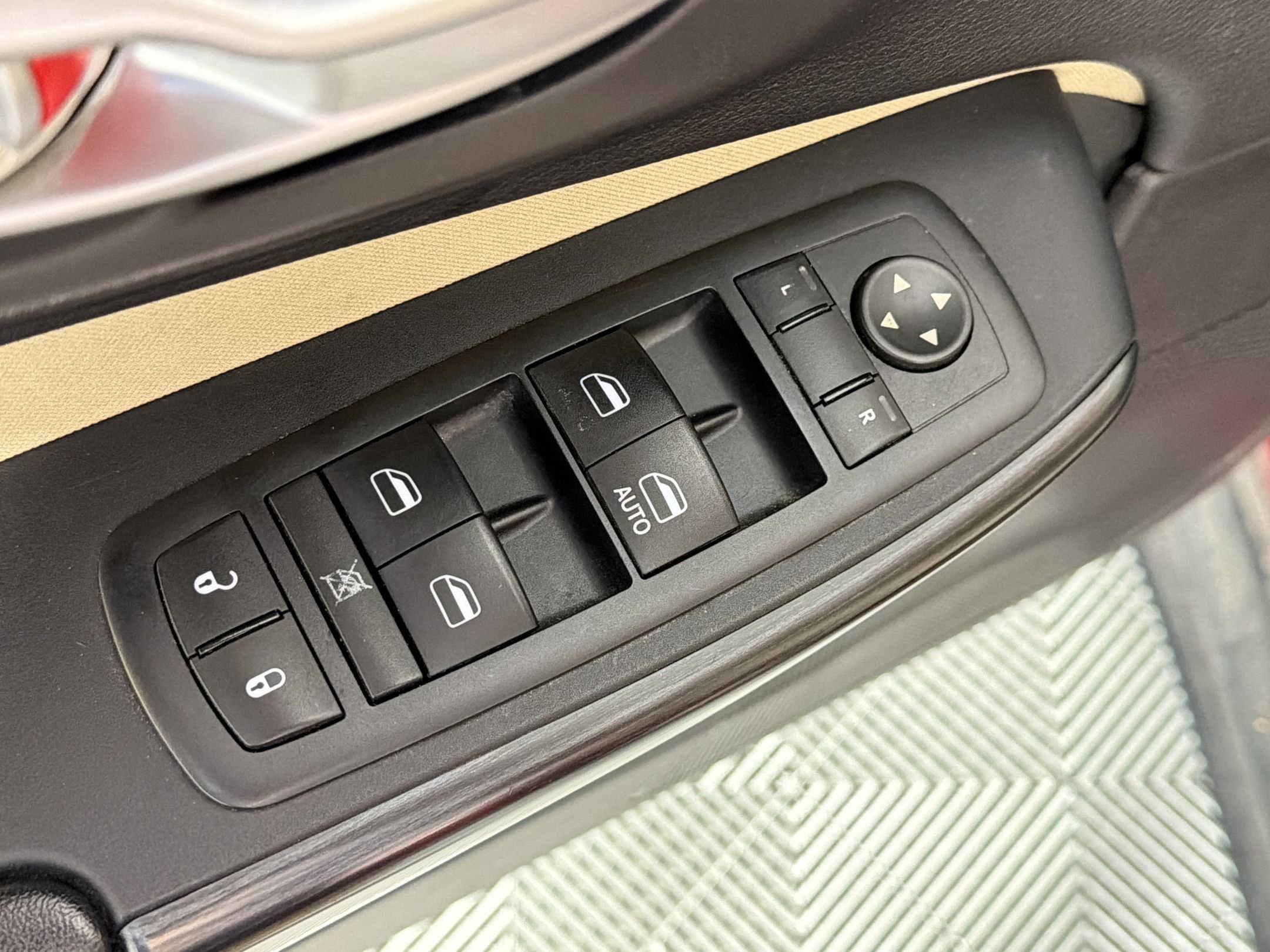 Used 2016 Jeep Cherokee Latitude w/ Comfort/Convenience Group AWD/4WD image 13