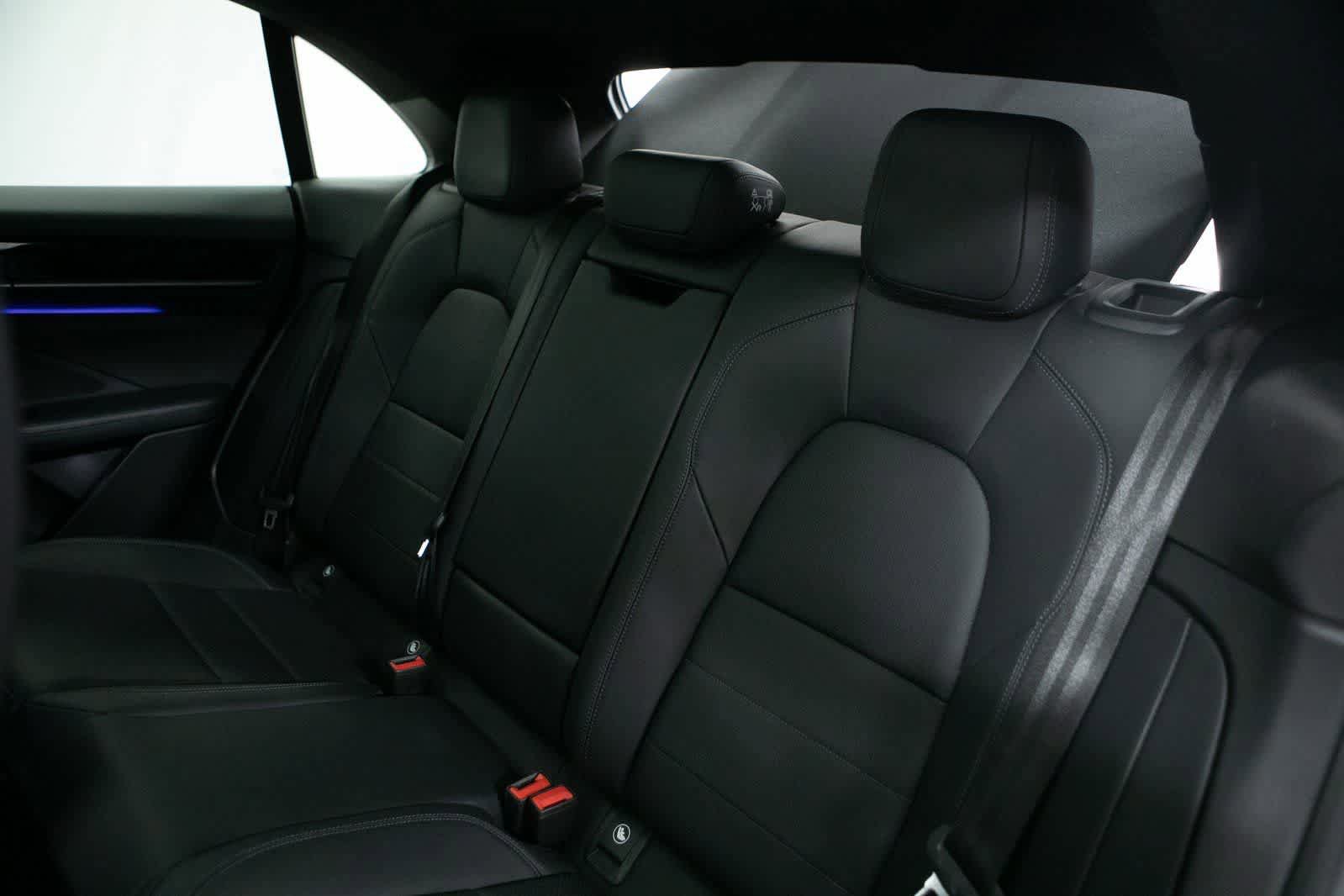 Certified 2025 Porsche Macan 4S Electric AWD/4WD image 30