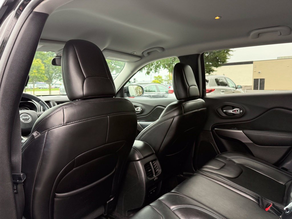 Used 2019 Jeep Cherokee Latitude Plus w/ Cold Weather Group AWD/4WD image 16