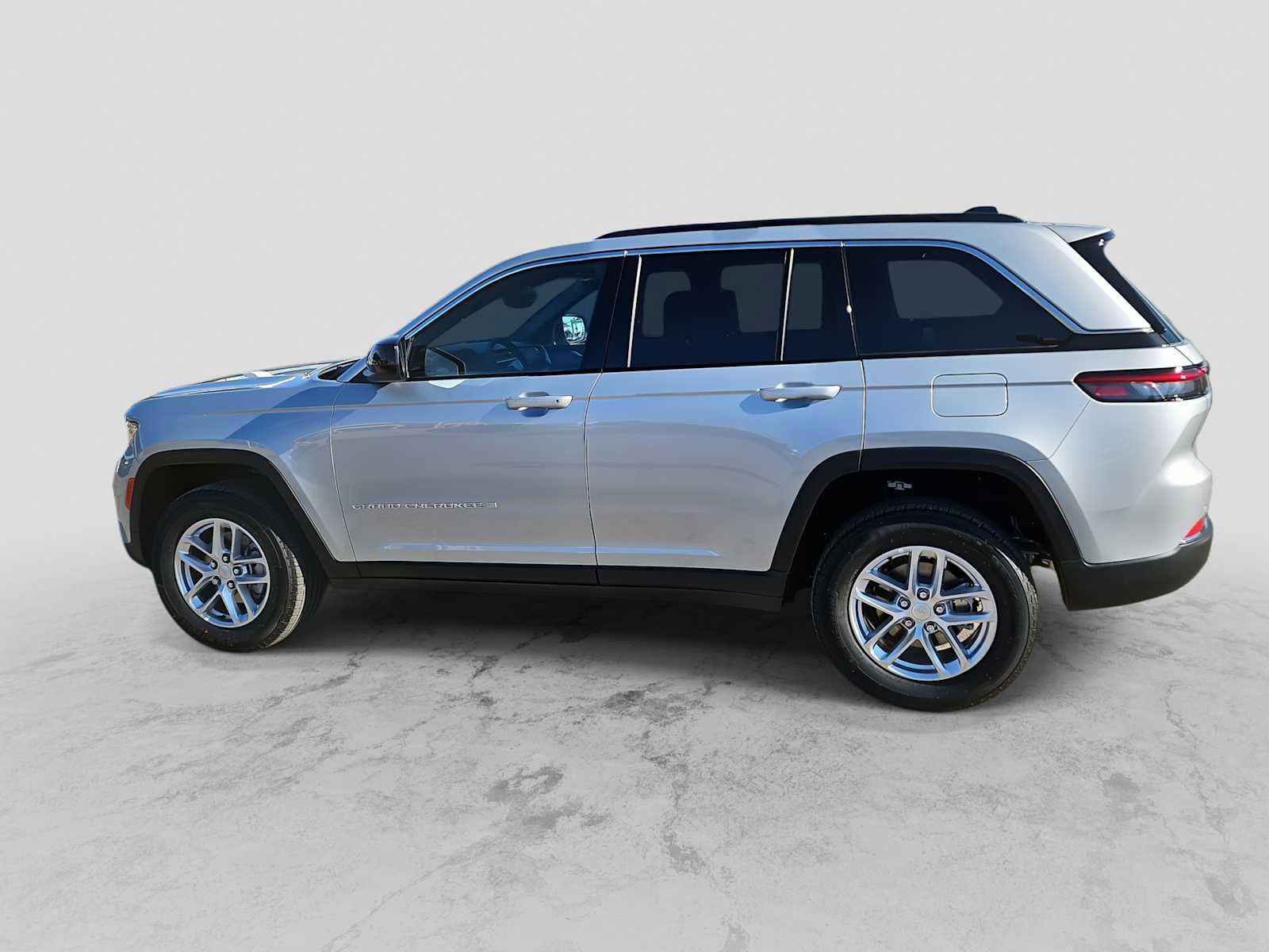Used 2025 Jeep Grand Cherokee Laredo X image 5