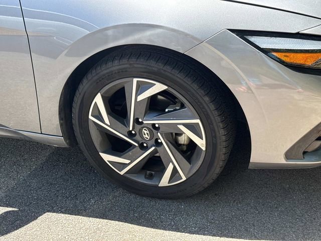 Used 2025 Hyundai Elantra SEL FWD image 4